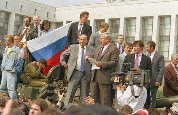 Yelstin turning the tank top to a staging post for a rally against the coup in front of the Russian Parliant in August 1991